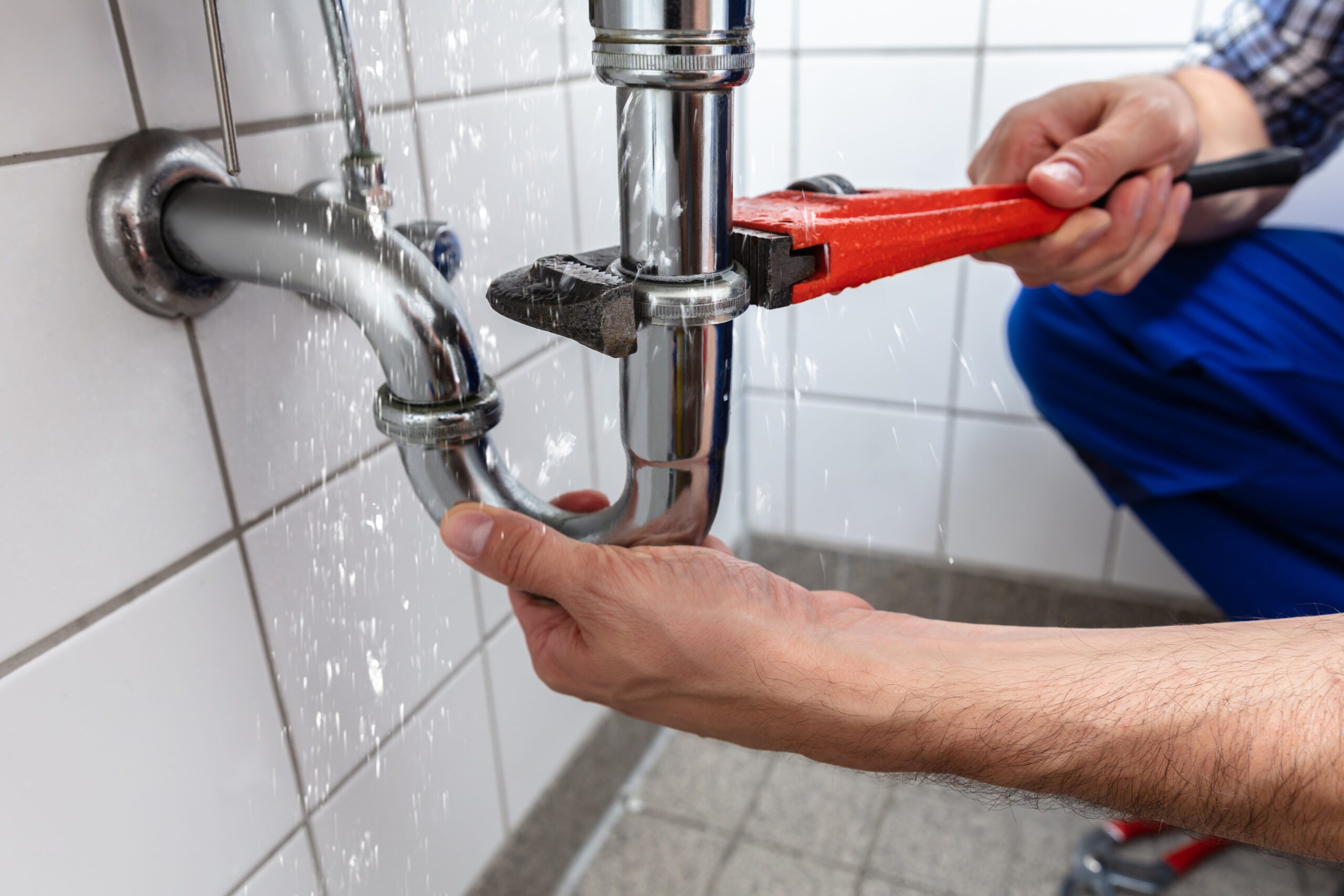 Plumber Repairing Sink Pipe Leakage Plomberie NBC image de la plomberie d'une maison